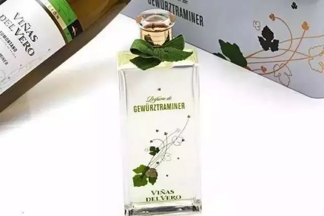 你有一沓葡萄酒味的香水，請(qǐng)接收